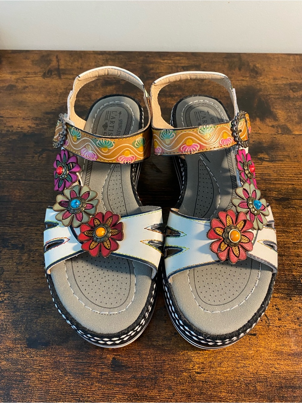 L'ARTISTE Leather Sandals with Multicolor Floral Accents